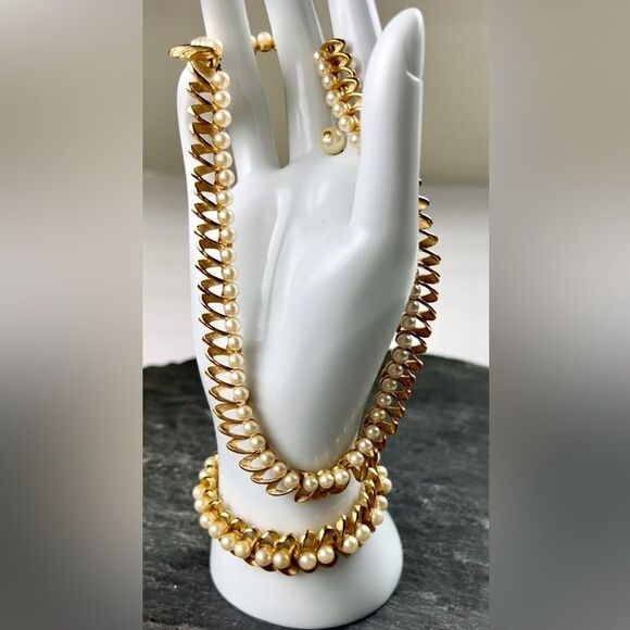 Vintage Crown Trifari Chocker and Bracelet Set in Trafanium Gold - Picture 1 of 15